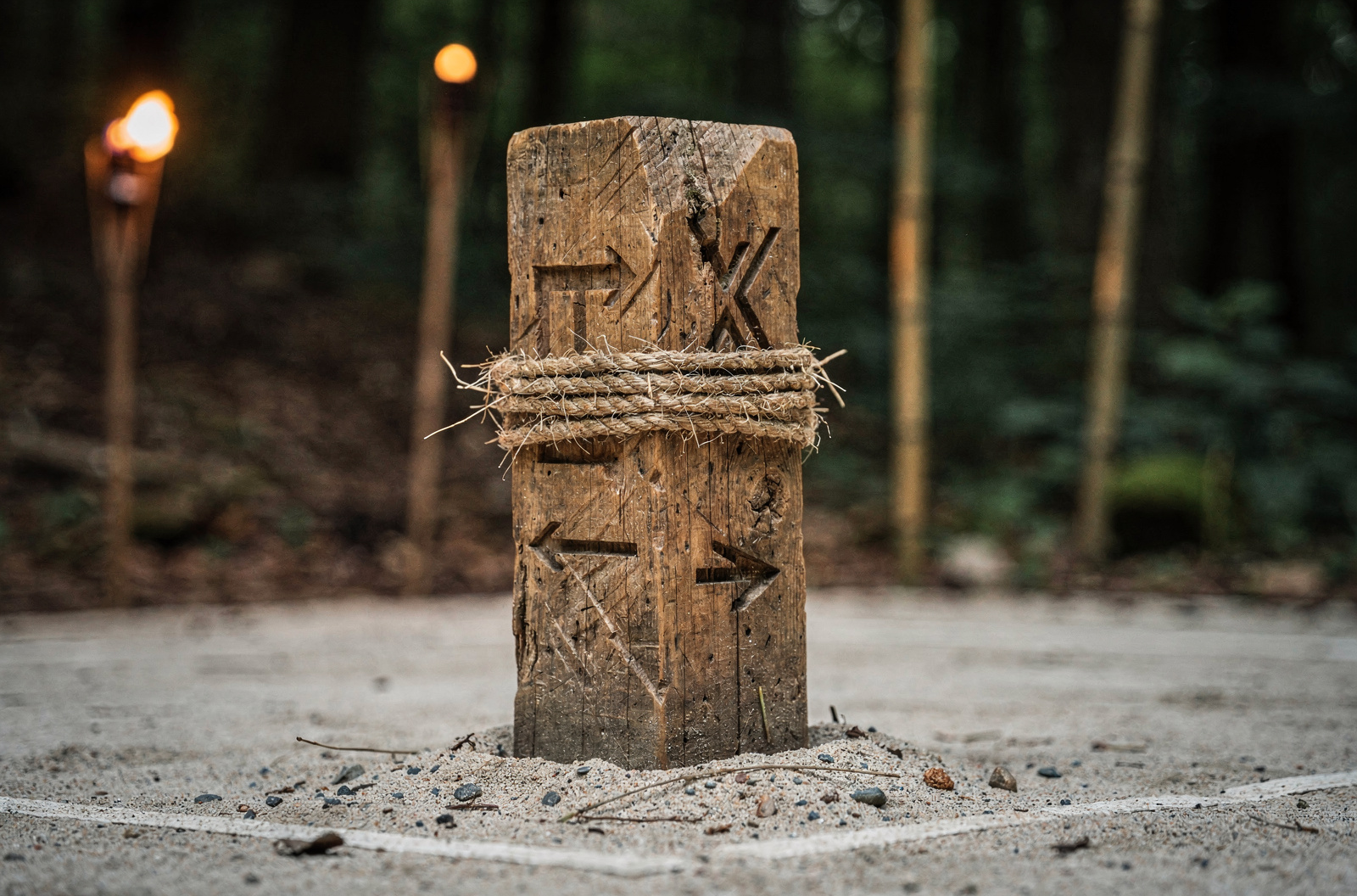 Détail sculpté en bois du camp de base